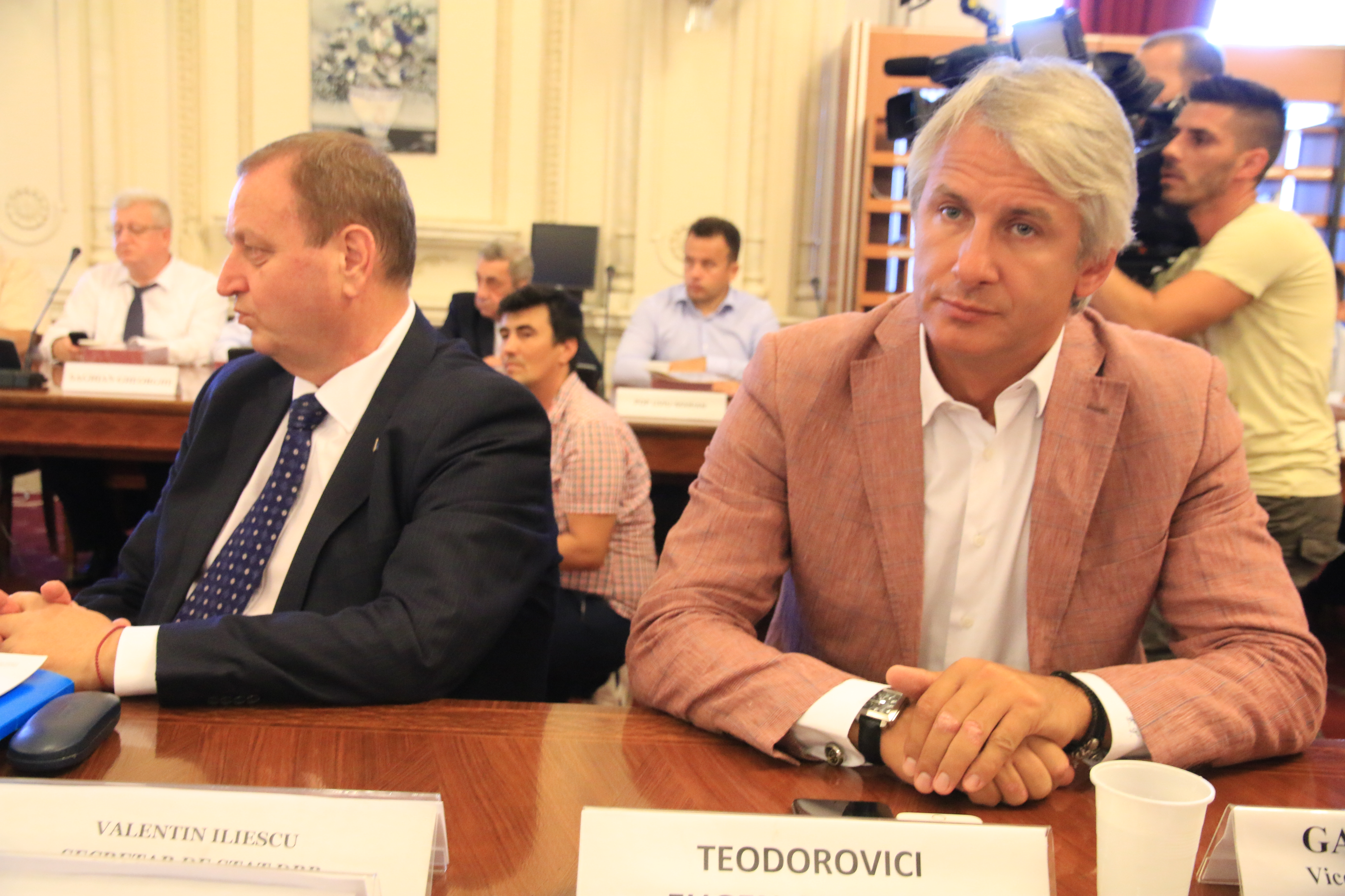 Atunci și acum: Eugen Teodorovici, ministrul care se ocupă de finanțele țării, dar are cinci credite la bănci, de aproape 800.000 de euro