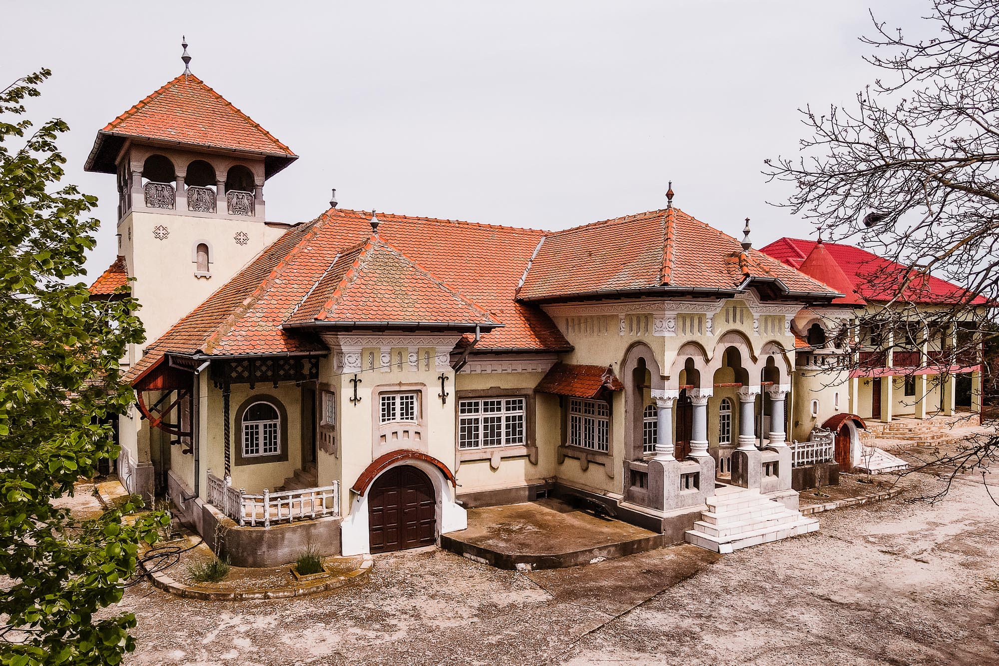 Conacul Romano din Pleșoiu, fostă tabără de pionieri și locuinţă a nepotului lui Ceauşescu, scos la vânzare. Care e prețul