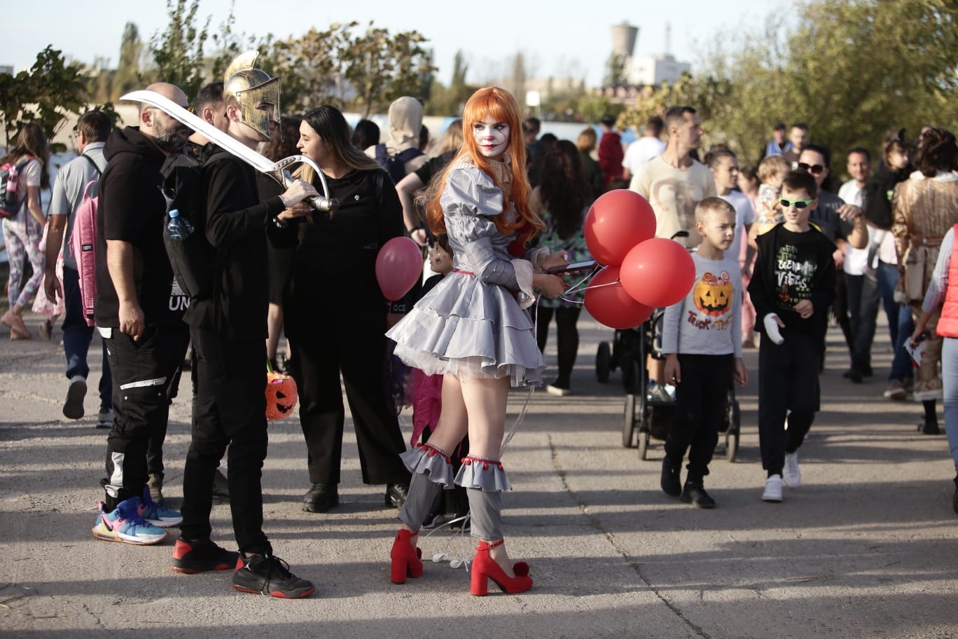 FOTOREPORTAJ. Lacul Morii s-a transformat pentru cel mai mare festival de Halloween din România cu 15,5 tone de dovleci și peste o mie de baloți de paie
