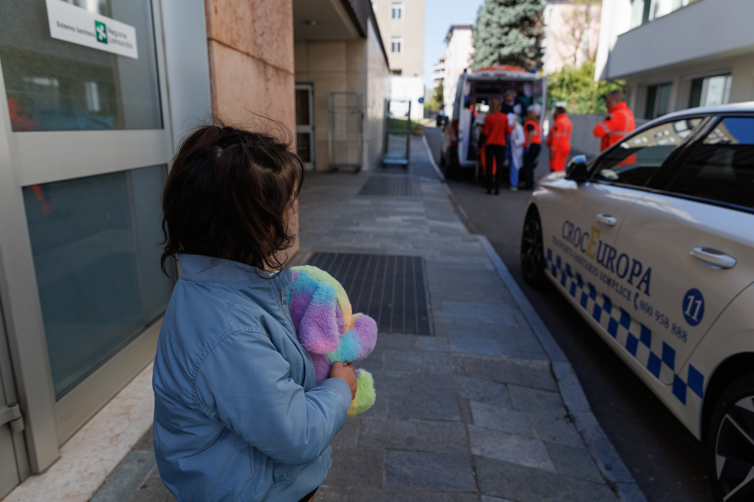 Reportaj dintr-o călătorie pentru o inimă sănătoasă. Sute de copii zboară anual la o clinică din Italia, unde medicii le oferă șansa pe care nu o au în România