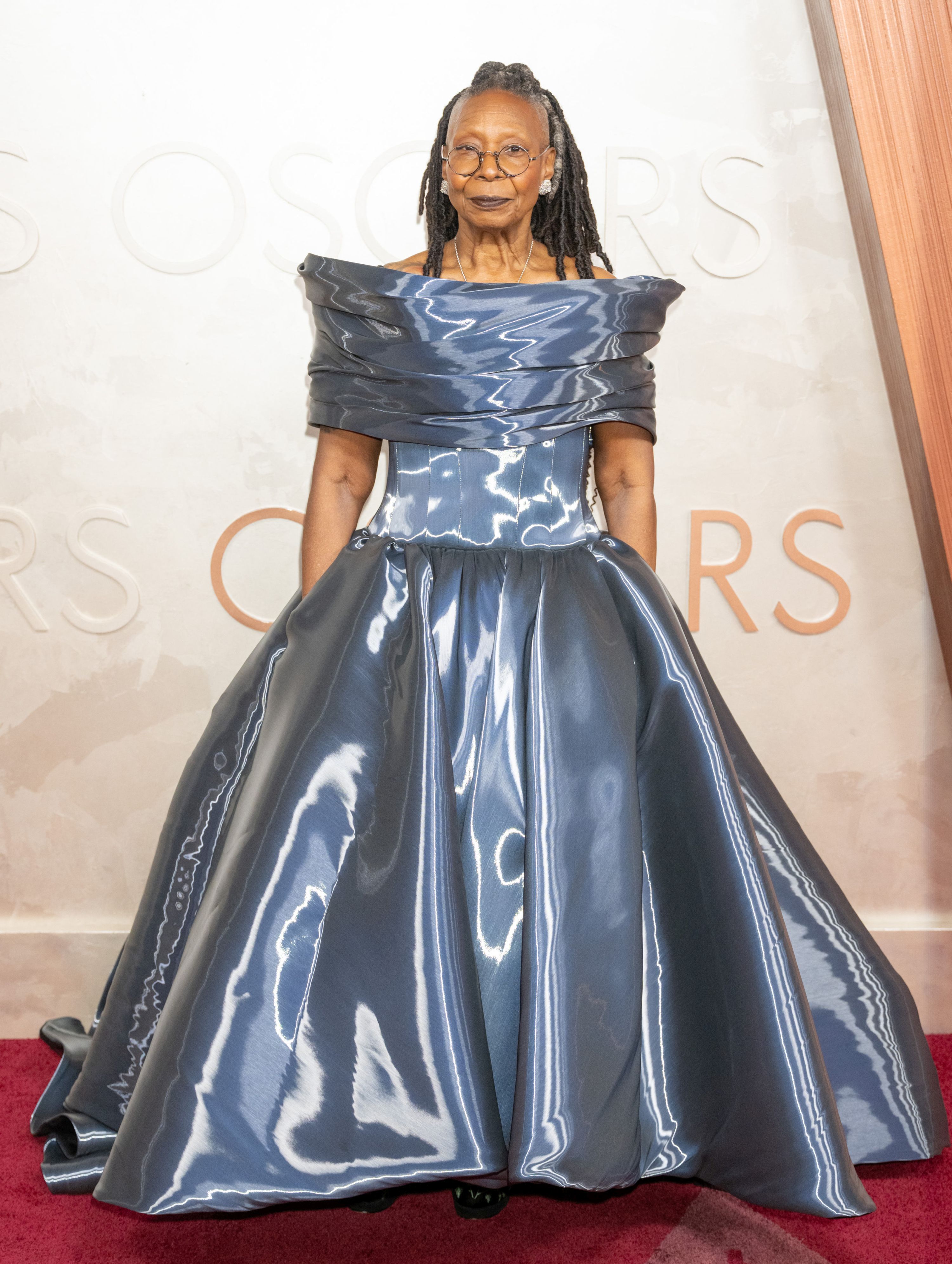 Imagini cu cel mai prost îmbrăcate vedete la Oscar 2025. Ariana Grande conduce lista cu o rochie voluminoasă, în timp ce Cynthia Erivo a adoptat un stil à la Dracula