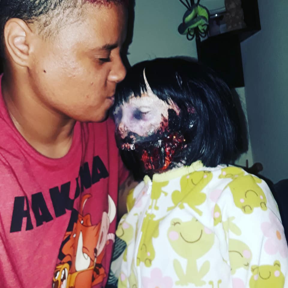 O femeie s-a măritat cu o păpușă zombie, despre care "mireasa" a spus că este sufletul ei pereche! "Nuntașii" au fost celelalte păpuși din casă