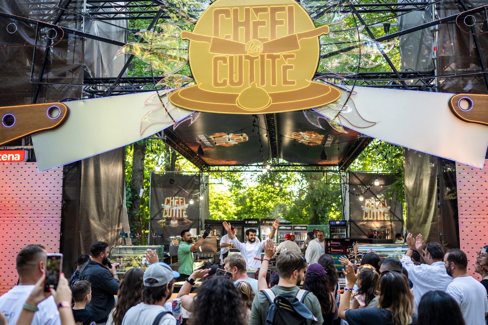 Cum au fost surprinși jurații de la „Chefi la cuțite” la Festivalul Summer Well 2025 de pe Domeniul Știrbey din Buftea