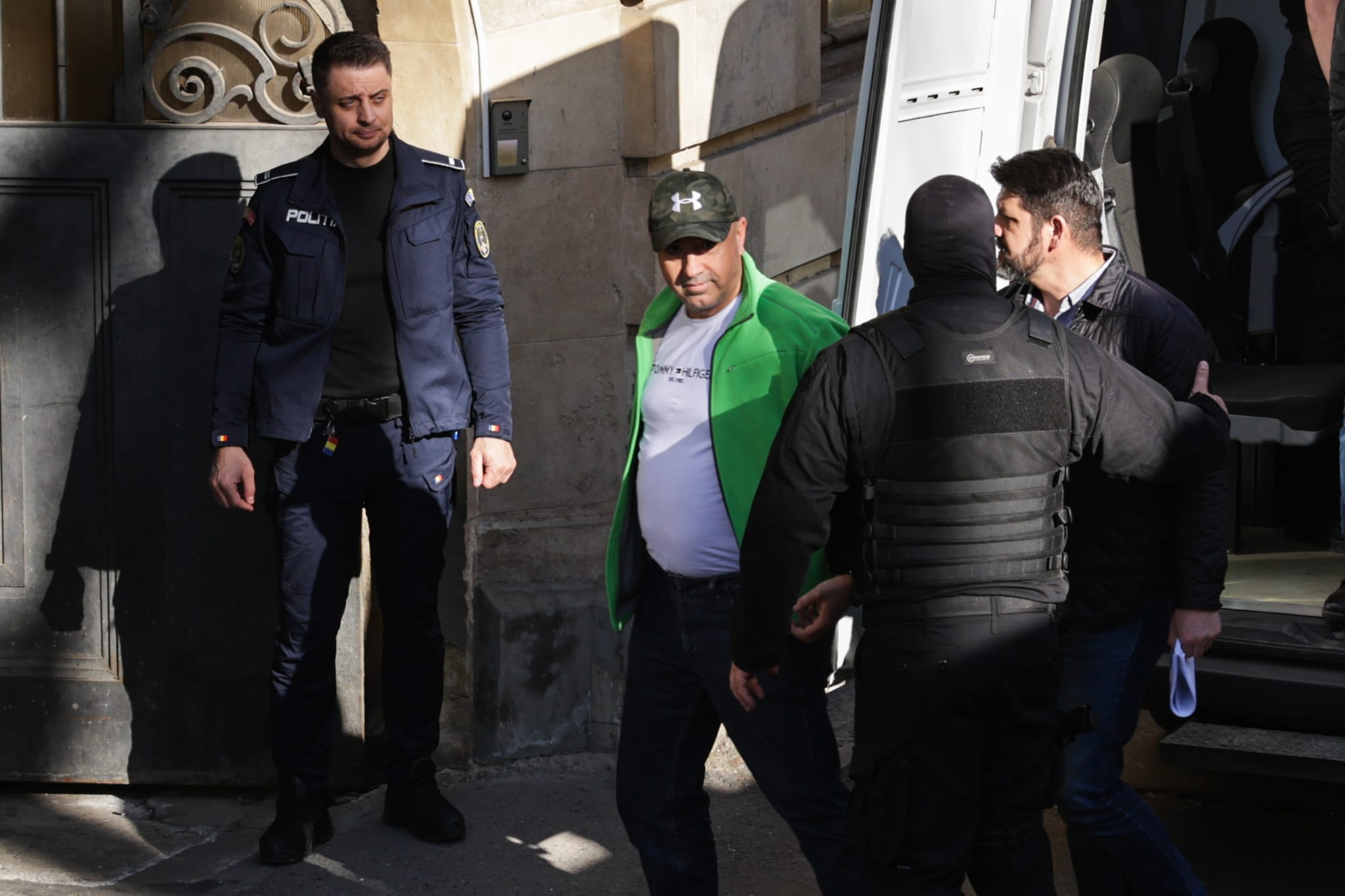 Primele imagini cu cei 6 bărbați din Comandamentul Vlad Țepeș acuzați de trădare. Doi dintre ei au fost arestați preventiv