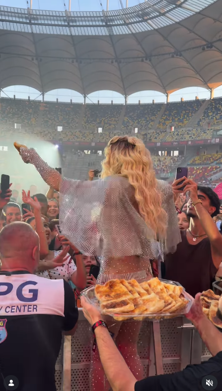 Loredana Groza a împărțit merdenele la un festival din București, într-o ținută complet transparentă. „S-a ajuns mult prea departe”