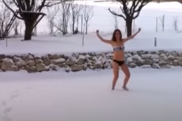 Imagini virale cu soția lui Călin Georgescu, Cristela, alergând în costum de baie prin zăpadă
