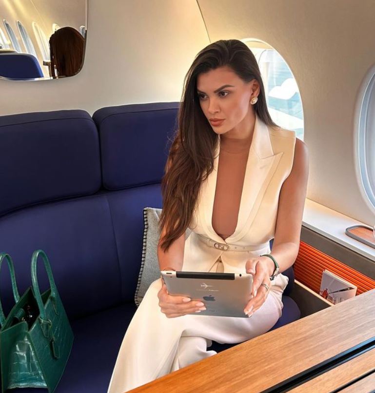 Ramona Gabor, uimită când i-a venit nota de plată la un restaurant din Dubai. A avut 12 feluri de mâncare