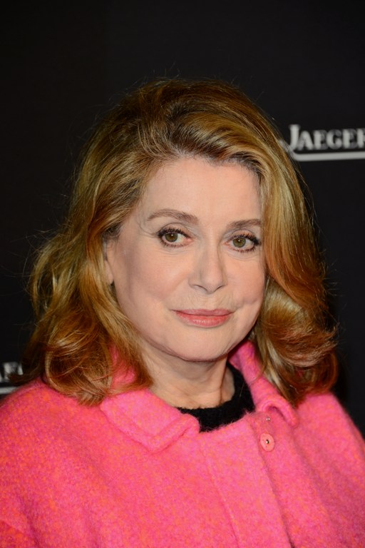 Cum a apărut Catherine Deneuve pe covorul roșu de la Cannes 2026. La 82 de ani a atras toate privirile