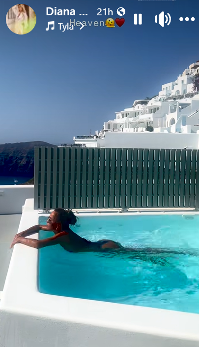 Imagini din Santorini cu Diana Munteanu. Vedeta s-a cazat într-un resort de cinci stele. Câți bani a scos din buzunar pentru o noapte de cazare