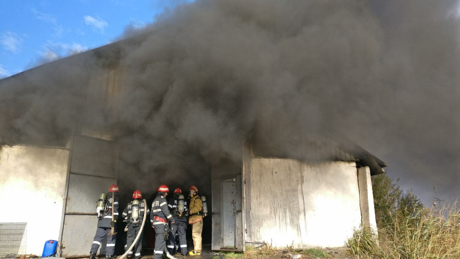 FOTO&VIDEO/ Incendiul de la un depozit de materiale plastice din Tulcea a pornit din cauza unor lucrări de sudare