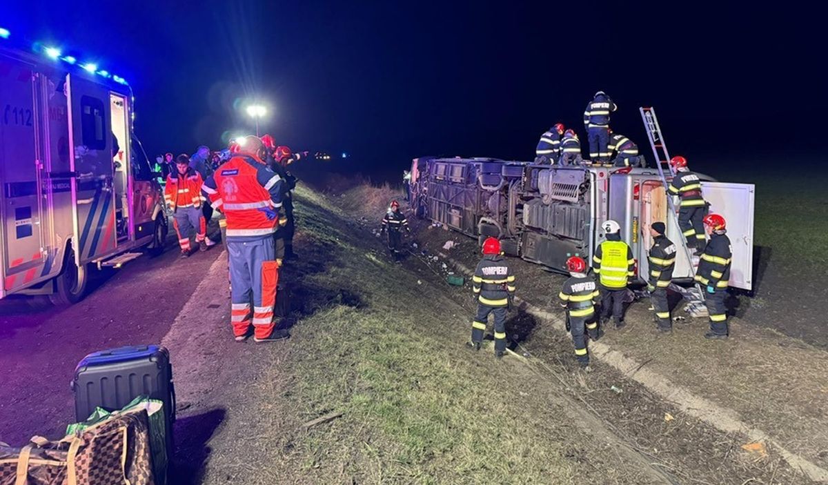 Un pasager a fost proiectat în afara mașinii și strivit de autocarul care s-a răsturnat, în Galați. Accidentul, soldat cu un mort și 14 răniți