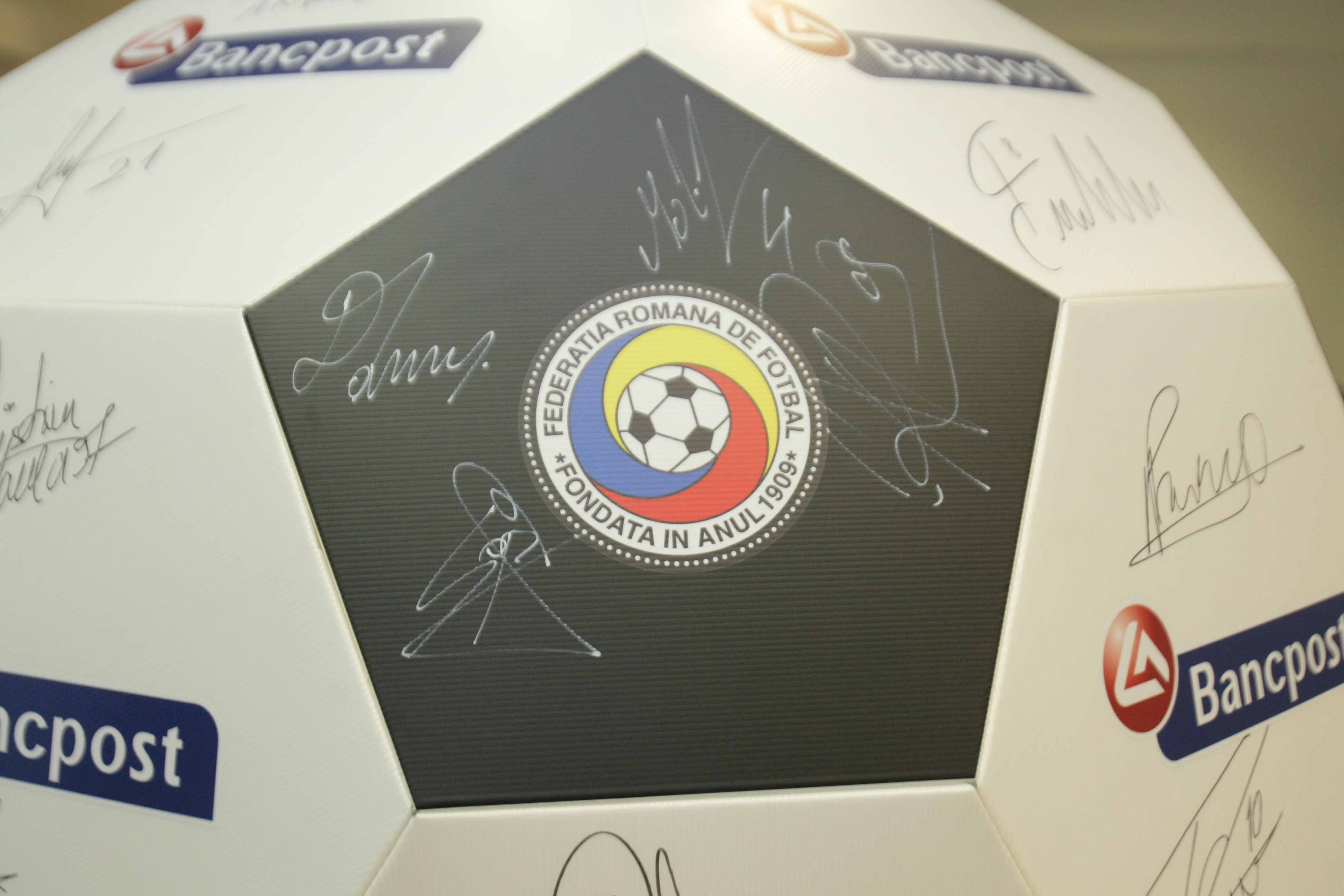 ROMÂNIA - FEROE, DUMINICĂ, ORA 19:00, TVR 1 / Tricolorii au făcut pe bancherii la sediul noului sponsor. Repriză de autografe și fotografii / GALERIE FOTO