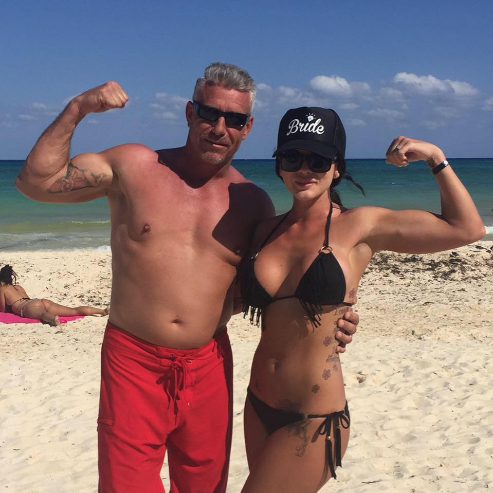 FOTO/ S-a măritat cu tatăl celei mai bune prietene, de două ori mai bătrân decât ea! Acum, cei trei pleacă împreună în vacanță!