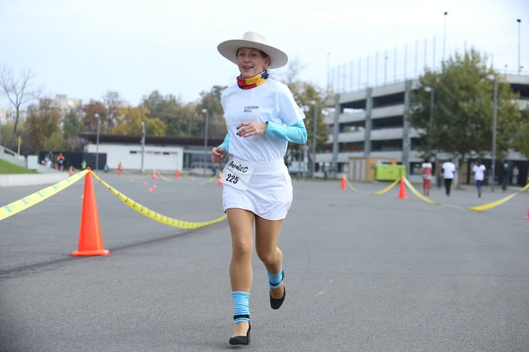 Maraton pe tocuri, în București! La "Maratoc", un eveniment caritabil organizat de actrița Monica Davidescu, au putut participa și bărbați