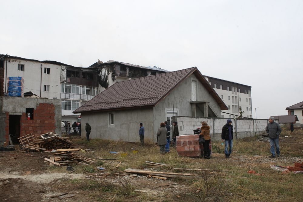 VIDEO/ Locuitorii din Chiajna aduc acuzații dure, după incendiul care a cuprins trei blocuri. "E posibil să fi rămas doar cu hainele de pe mine!”. De la ce ar fi pornit incendiul