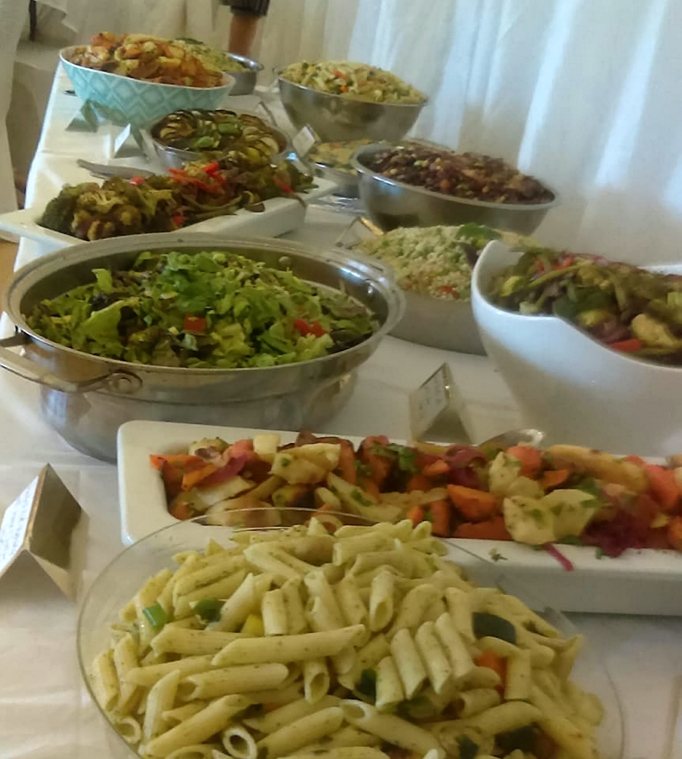 FOTO | Un cuplu a folosit alimente care urmau să fie aruncate pentru a hrăni cei 140 de oaspeți de la nunta lor