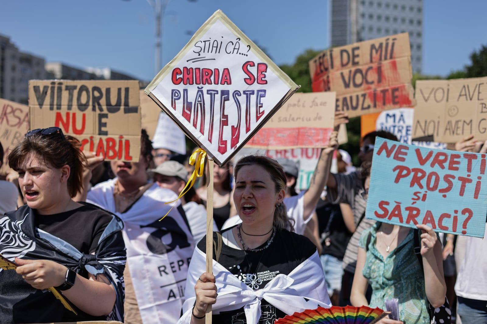 Studenții din toată țara protestează față de reducerea burselor: „Nu vă atingeți de burse!”
