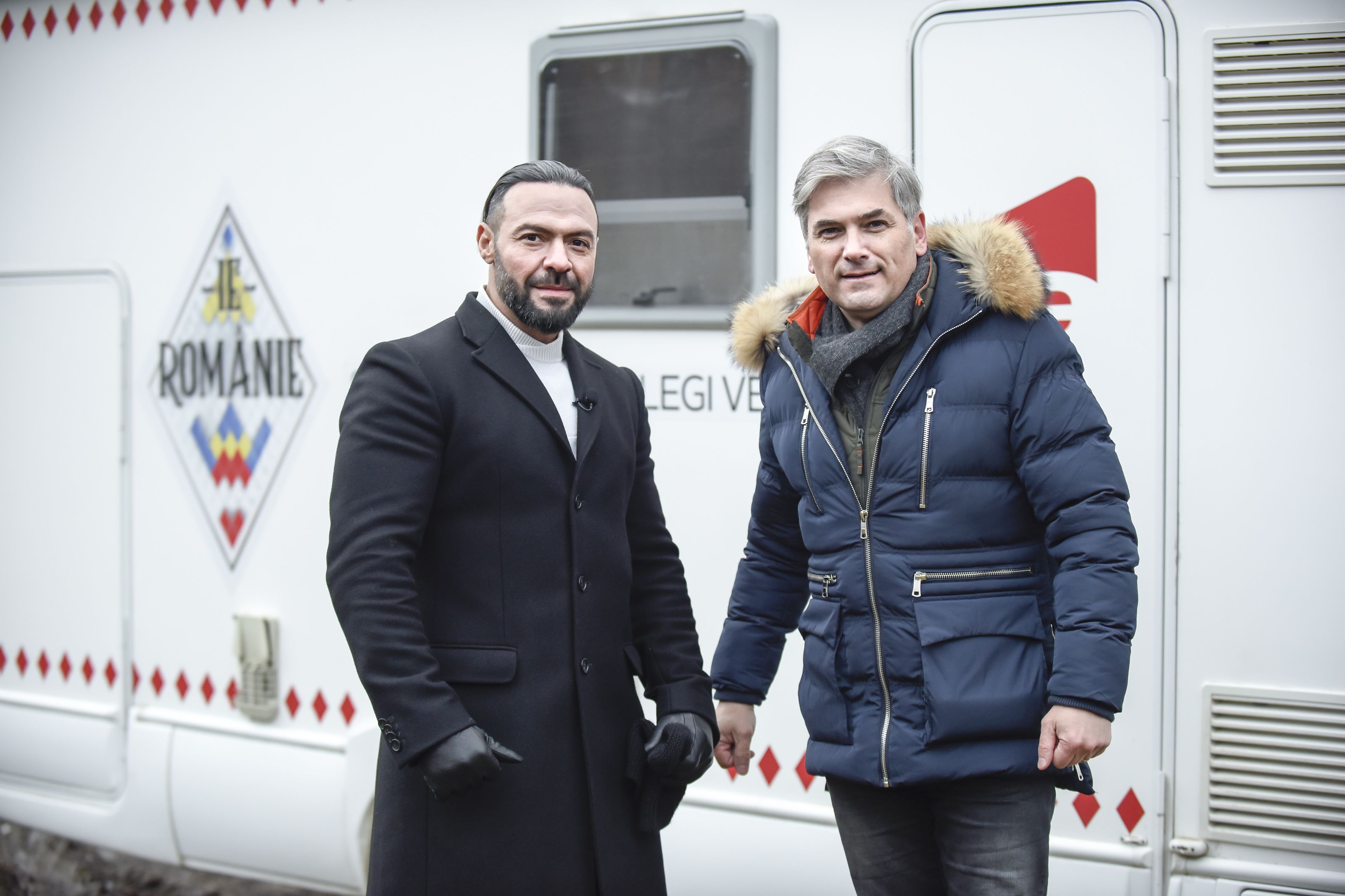 Mircea Radu n-a putut să pună gura pe palincă la filmările pentru "Ie, Românie", iar Cornel Păsat și-a pus silueta în pericol | FOTO