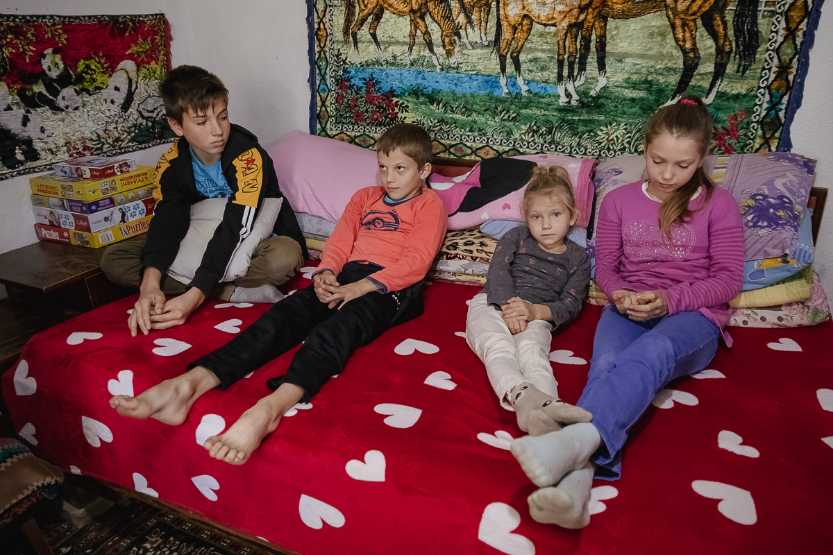 REPORTAJ. Noul proiect caritabil al părintelui Balaban: casă renovată pentru o familie cu patru copii, dintre care unul bolnav