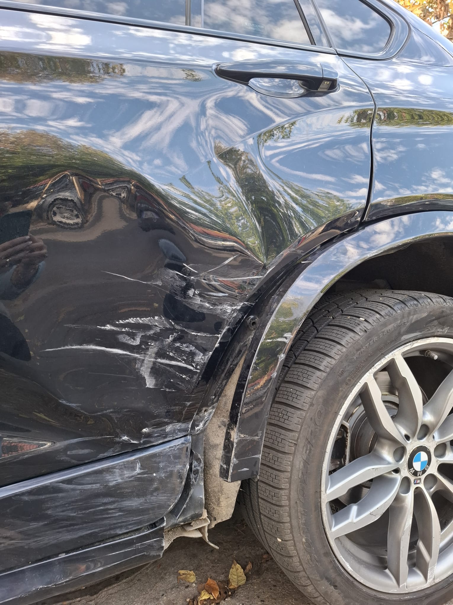 Șoferița lovită de mașina poliției în care erau doi suspecți reținuți acuză că autospeciala nu are RCA și nici nu avea semnalele acustice și luminoase pornite