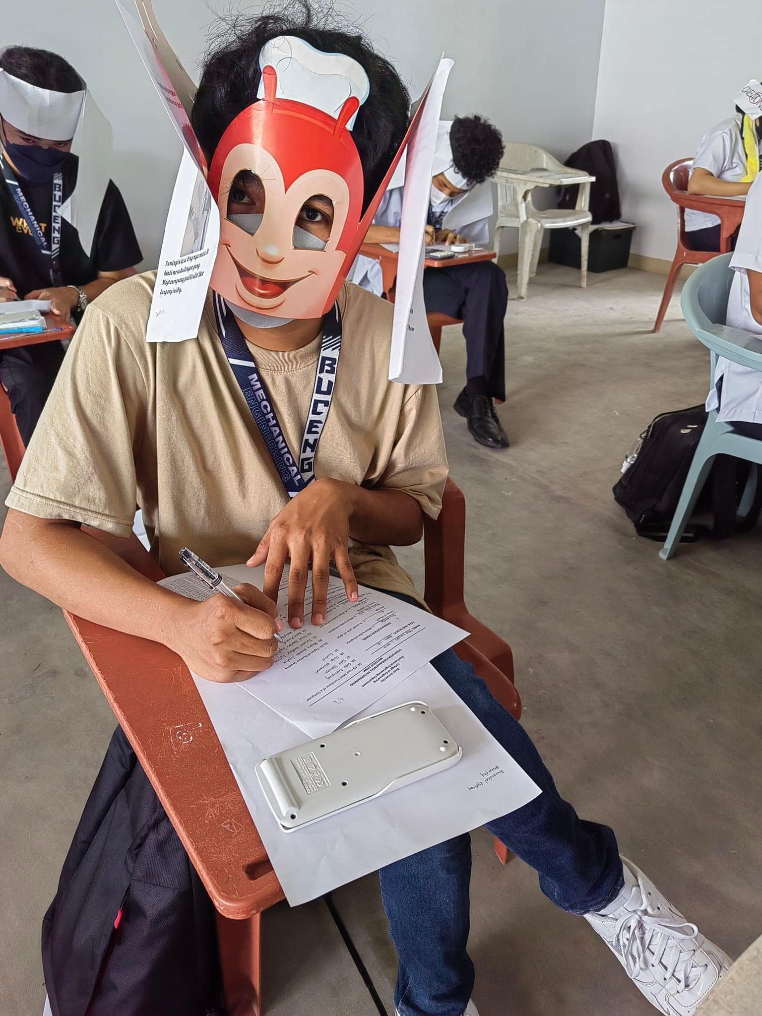 FOTO. „Pălăriile anticopiat” ale unor studenţi din Filipine au devenit virale pe reţelele de socializare