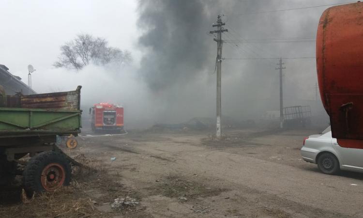 Incendiu la un depozit de anvelope şi vopseluri din Brăila. Pompierii au intervenit cu cinci autospeciale