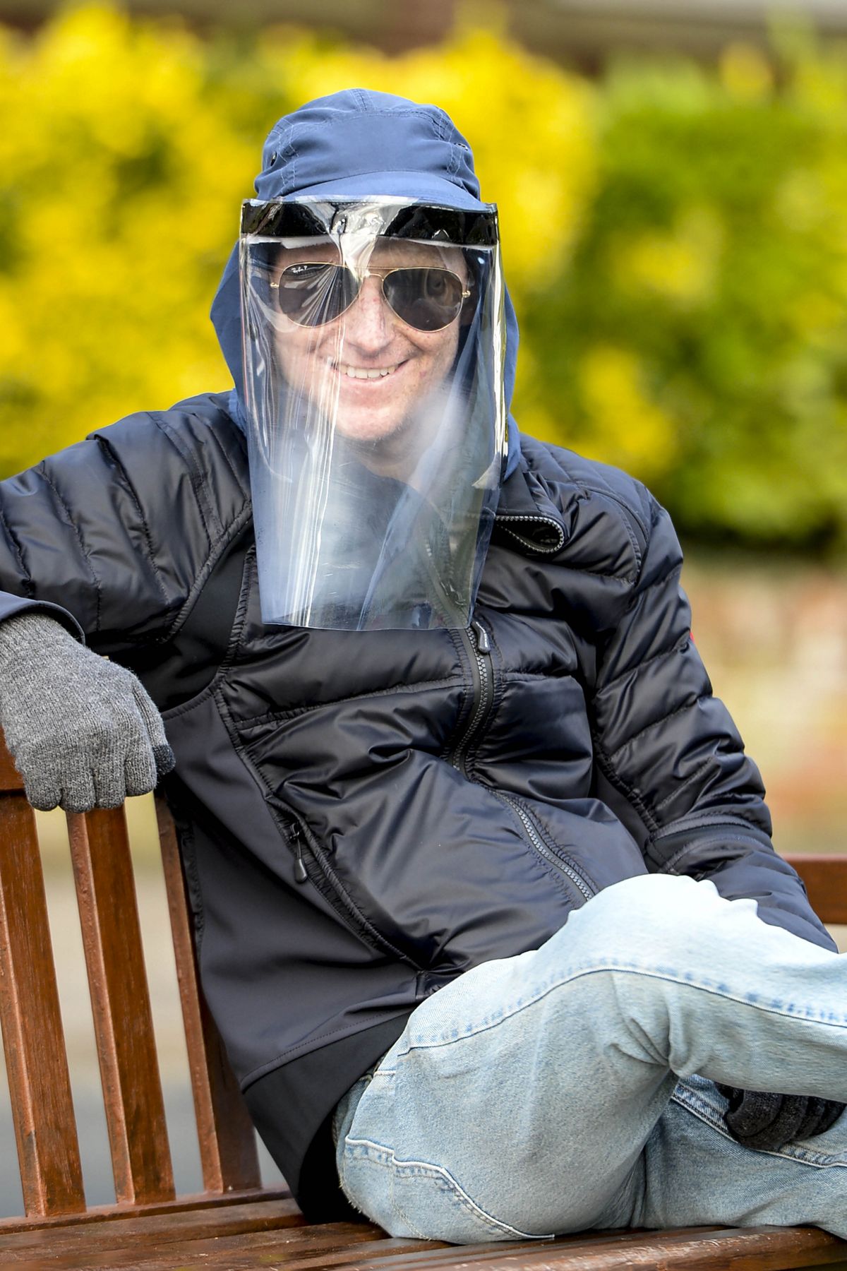 Bărbatul care nu poate ieși din casă fără o cască Hazmat. Moare topit de razele soarelui