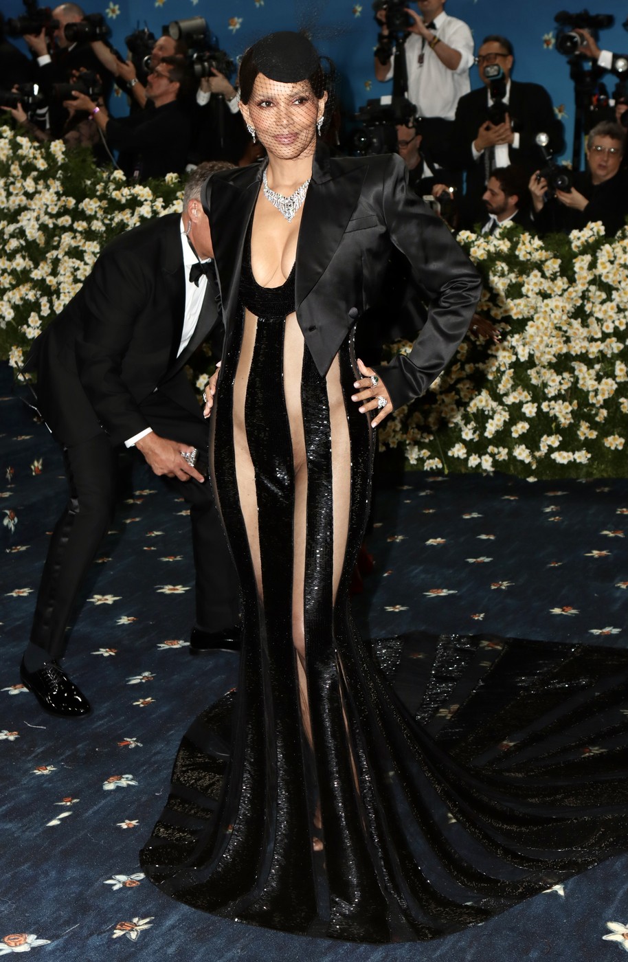 Halle Berry, aproape de o gafă vestimentară la Met Gala 2025. Rochia neagră cu părți transparente a lăsat prea mult la vedere