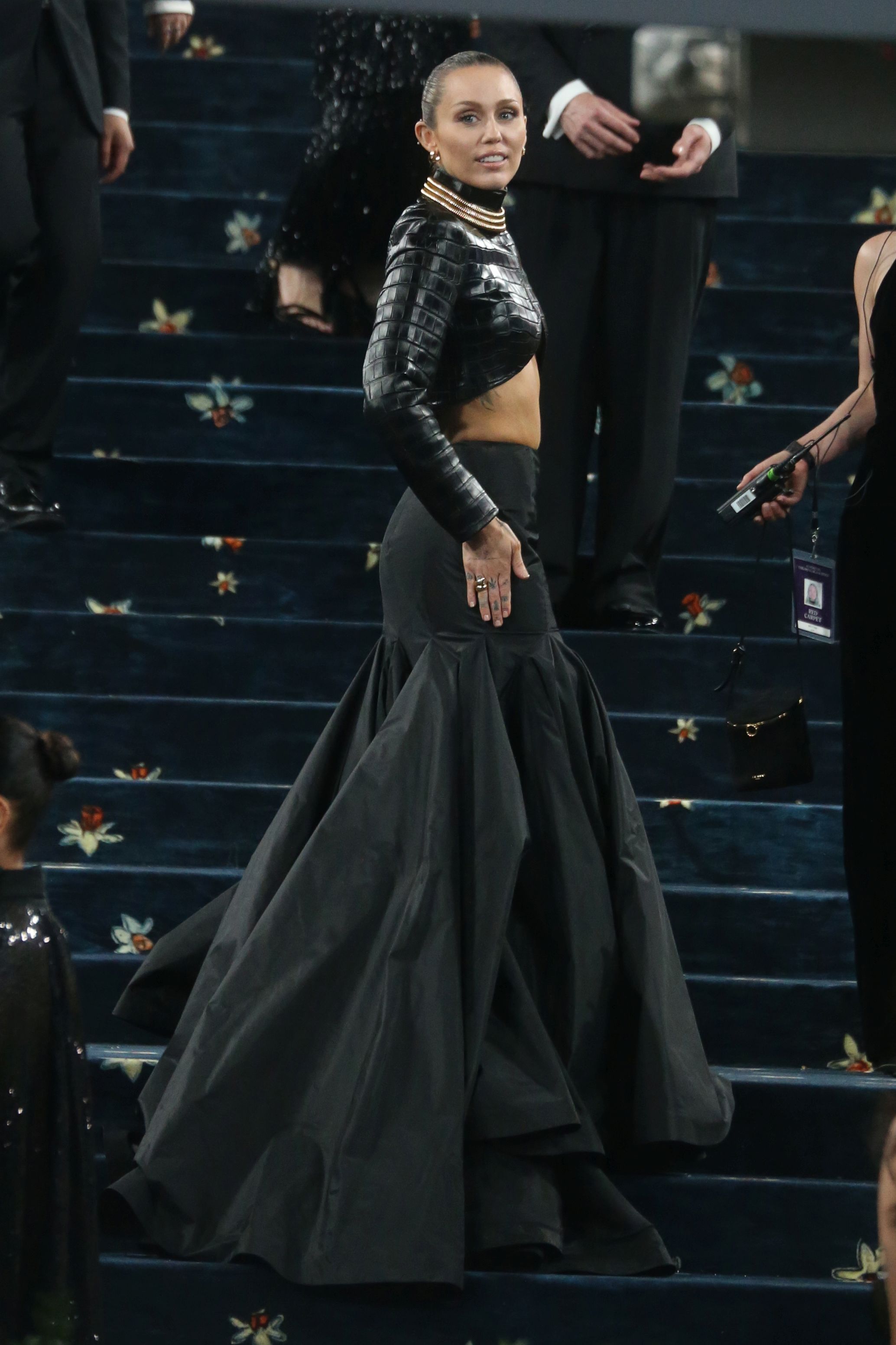 Cum au apărut vedetele la Met Gala 2025. Madonna a defilat cu un trabuc în mână, iar Kim Kardashian a atras toată atenția