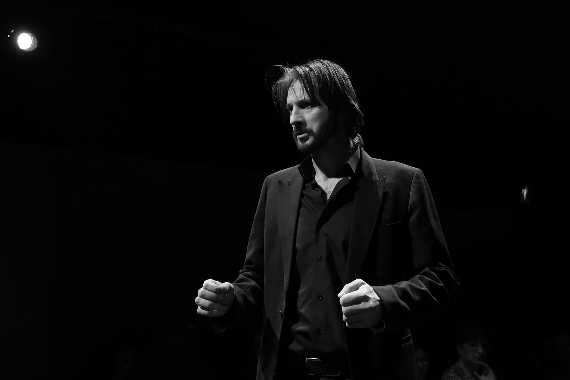 Melodia cântată de oameni când îl văd pe Bogdan Farcaș pe stradă. Actorul e cunoscut de toată țara drept Ciomag din „Clanul”