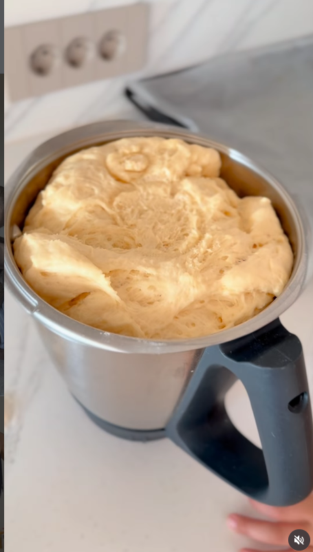 Rețeta de pâine dulce recomandată de Elwira Petre. Preparatul este ideal pentru micul dejun sau o gustare