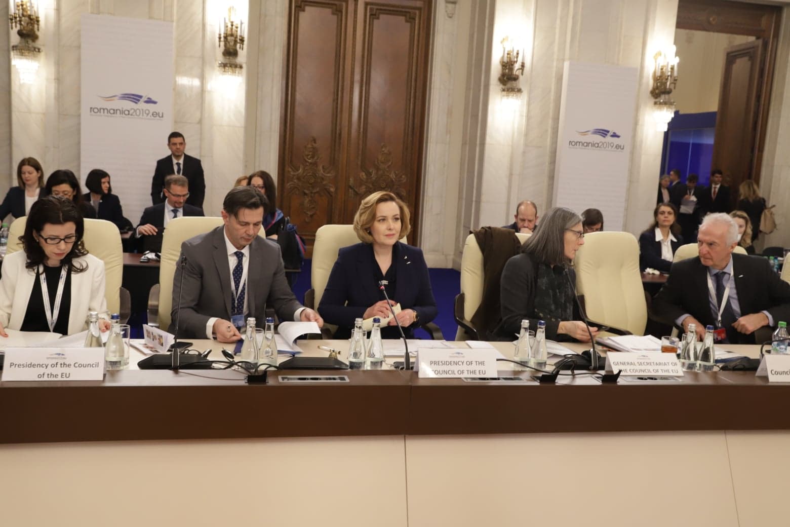 GALERIE FOTO/ Sindicaliștii din poliție și penitenciare protestează în stradă chiar în toiul reuniunii miniștrilor europeni de la București. Care sunt revendicările