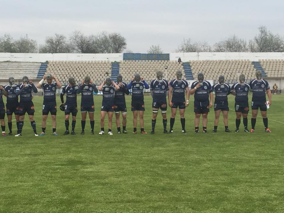 Rugbyștii unei echipe din România, în teren cu masca de gaze pe figură!