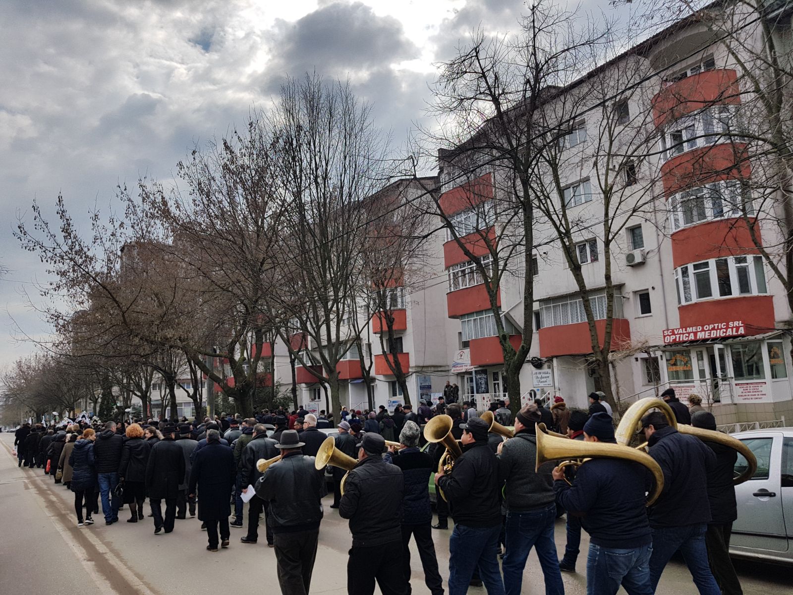 FOTO/ Liderul țiganilor din Moldova, înmormântat la Vaslui. La procesiune au fost mii de oameni, iar traficul a fost perturbat