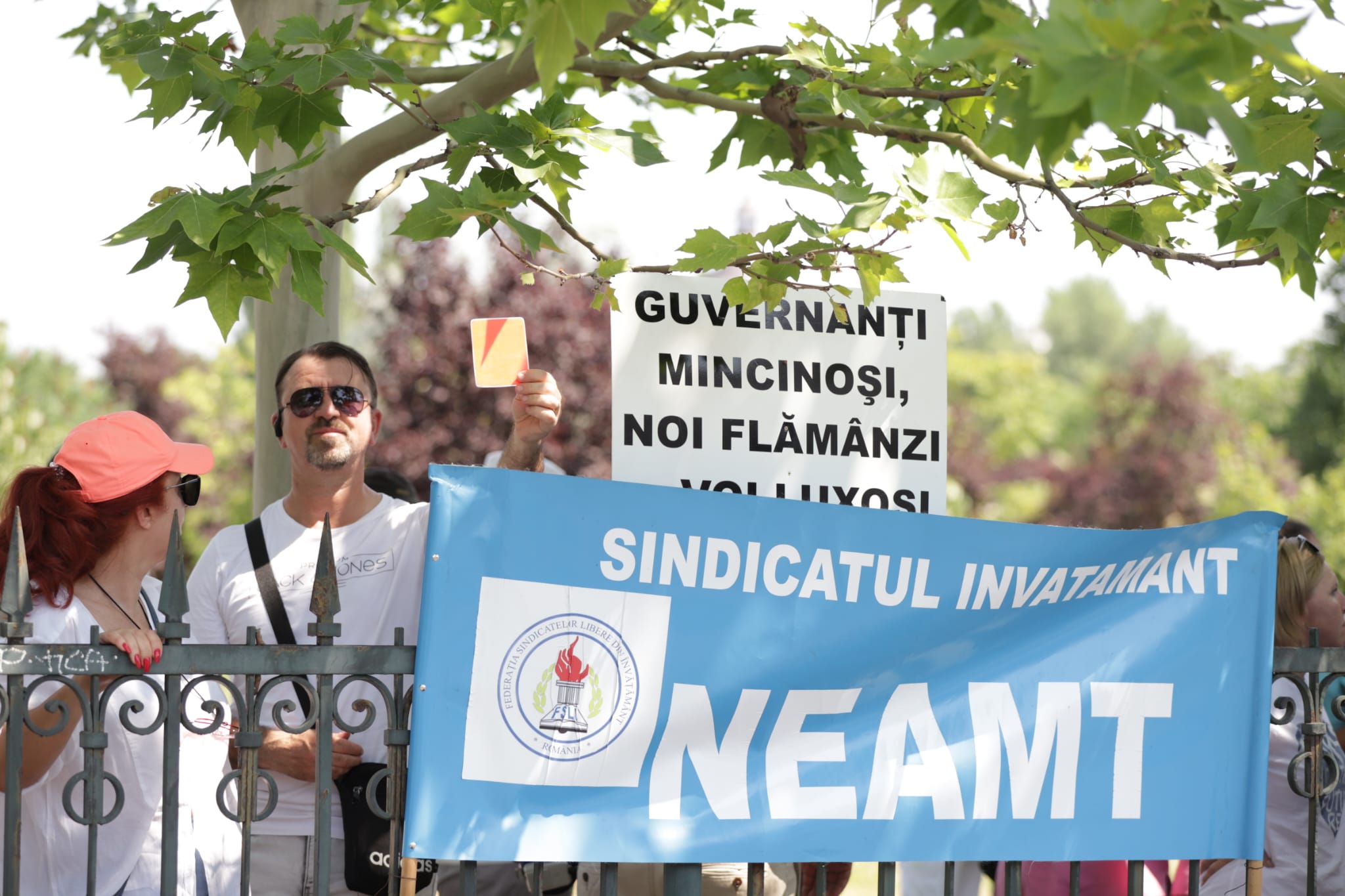 Profesorii și angajații din Sănătate protestează în fața Parlamentului chiar în ziua când Guvernul Bolojan își asumă măsurile de austeritate
