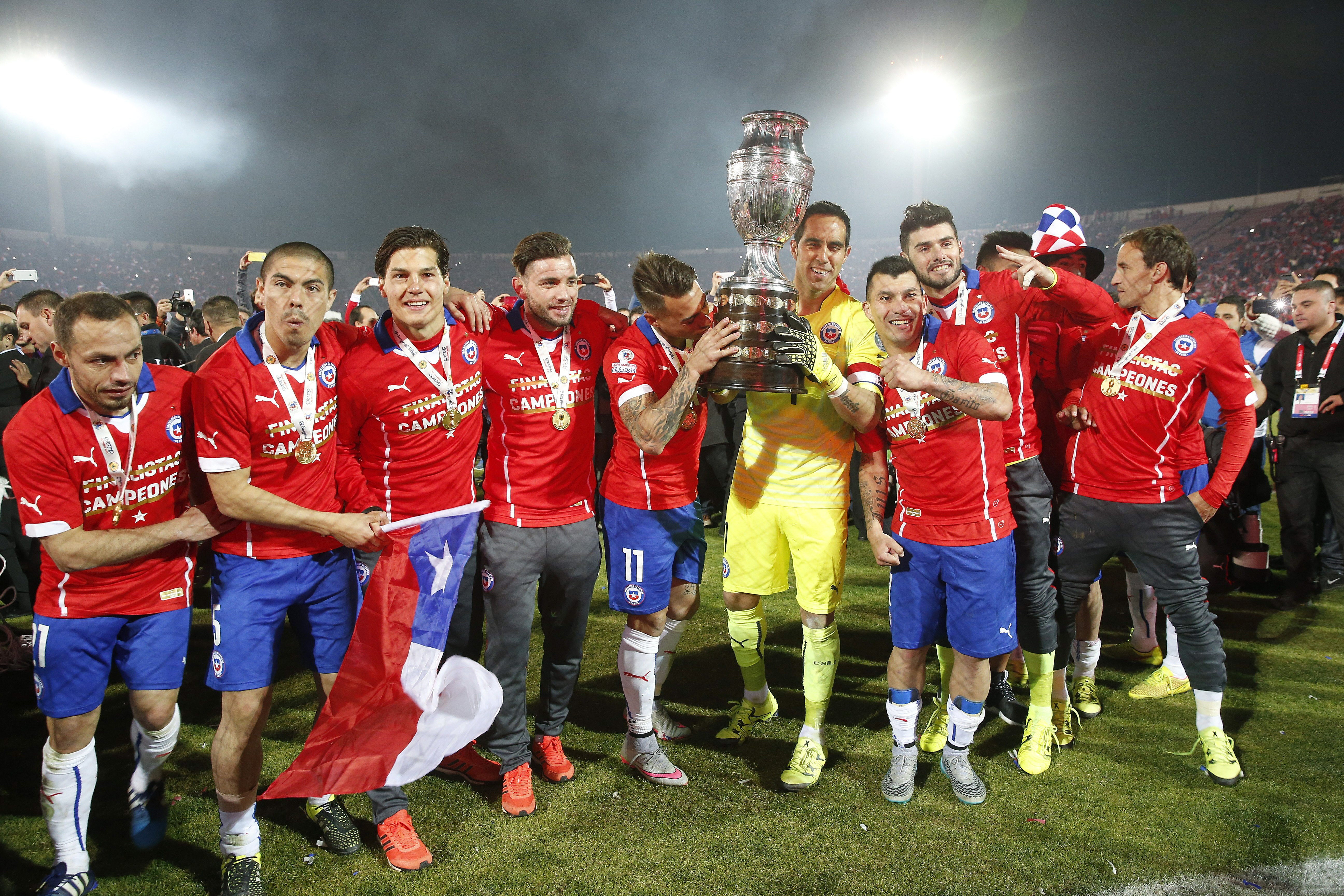 Chilienii au sărbătorit pe străzi câștigarea primei Copa America din istorie. ^A fost noapte albă la Santiago / GALERIE FOTO