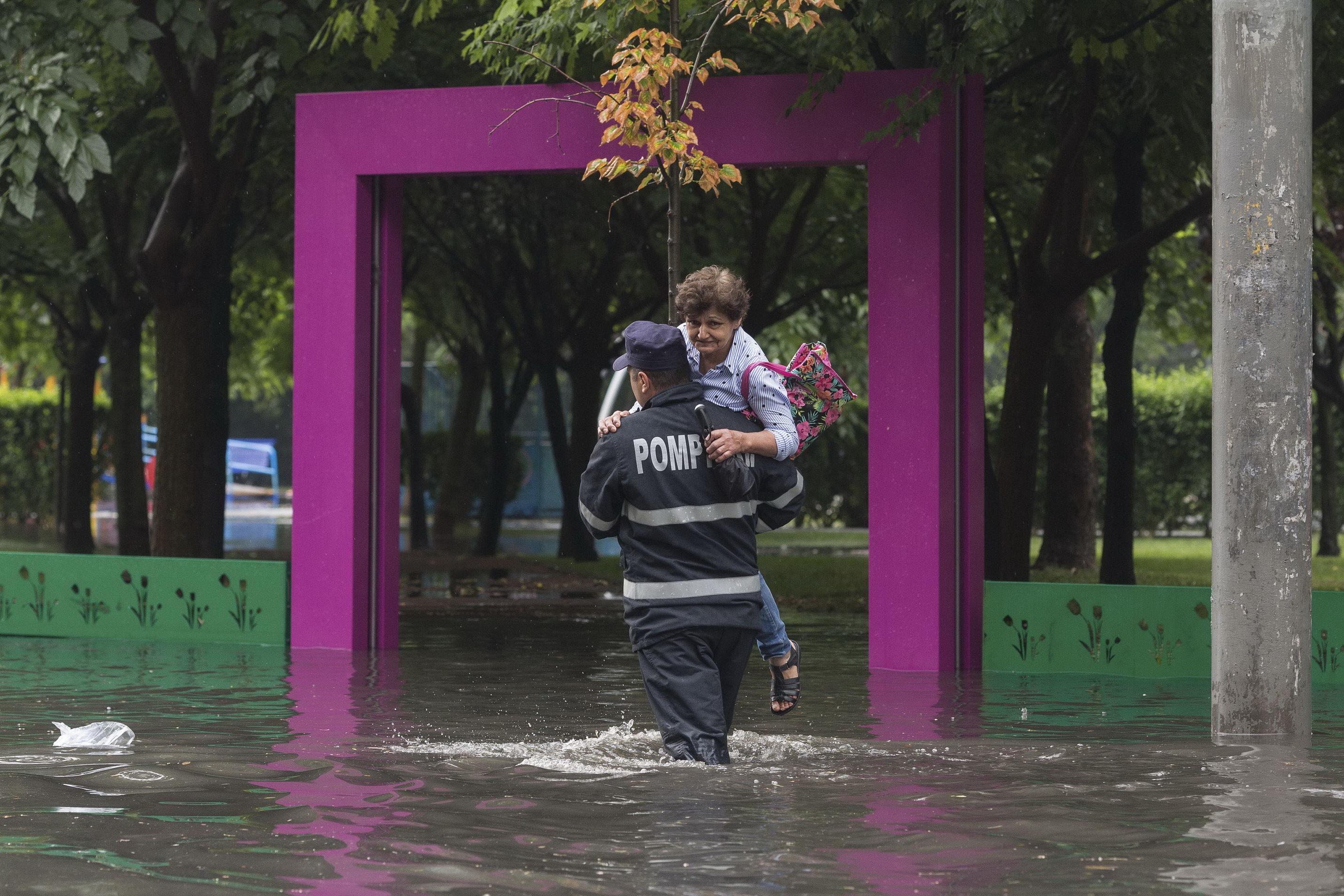 Situația străzilor afectate din București. Ploaia torențială de joi dimineață a inundat Capitala