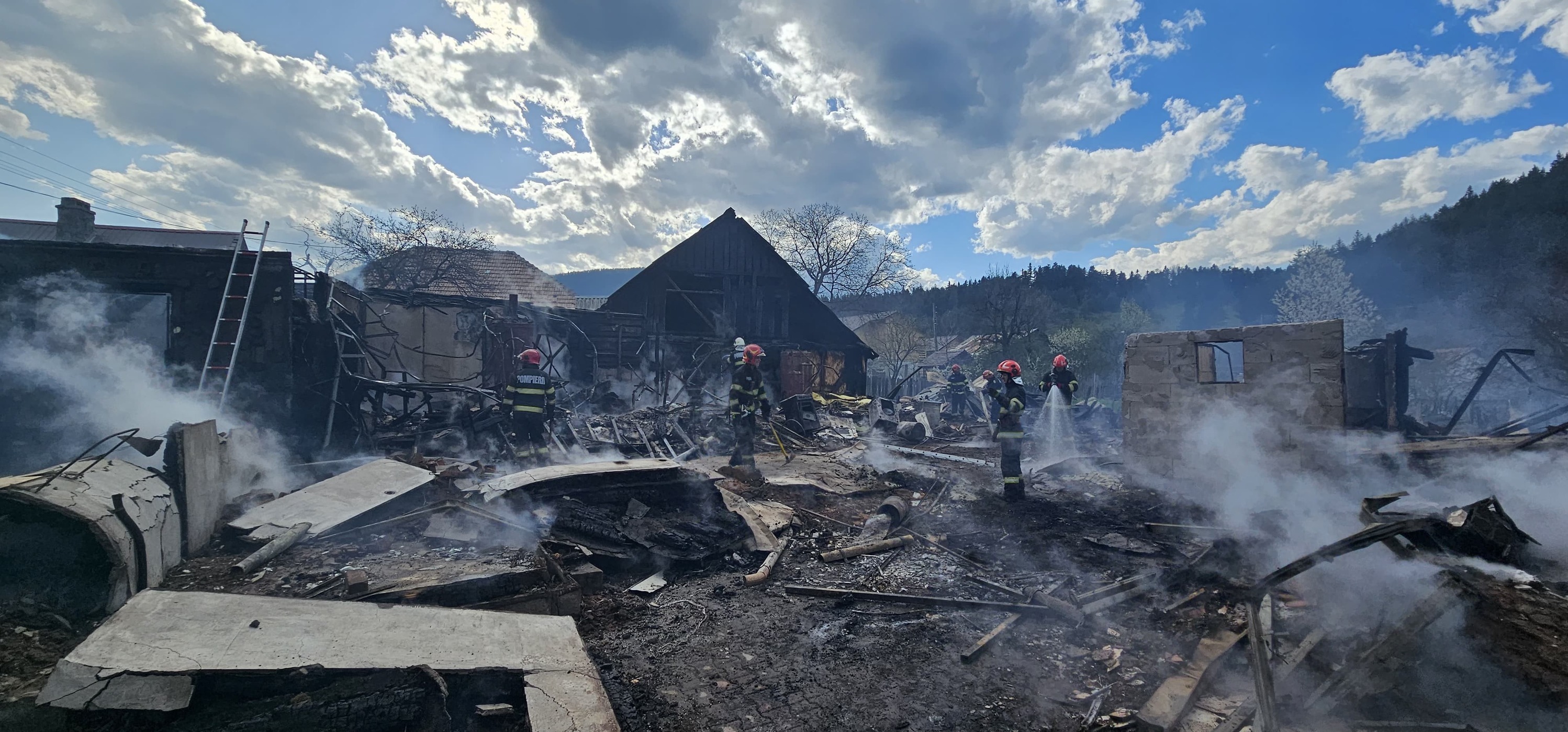 Noi imagini cu dezastrul lăsat în urmă de incendiul devastator din Soveja, în Vrancea: „Situația este critică"