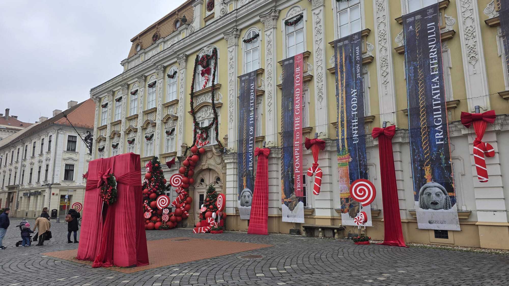 Cât a costat împodobirea festivă a „celui mai instagramabil loc din Timișoara” și a Consiliului Județean Timiș. Motivul pentru care achizițiile nu apar pe SEAP