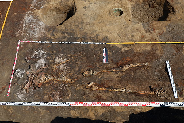 Descoperire arheologică unică în istorie. Ce se afla în mormântul a trei generații de amazoane