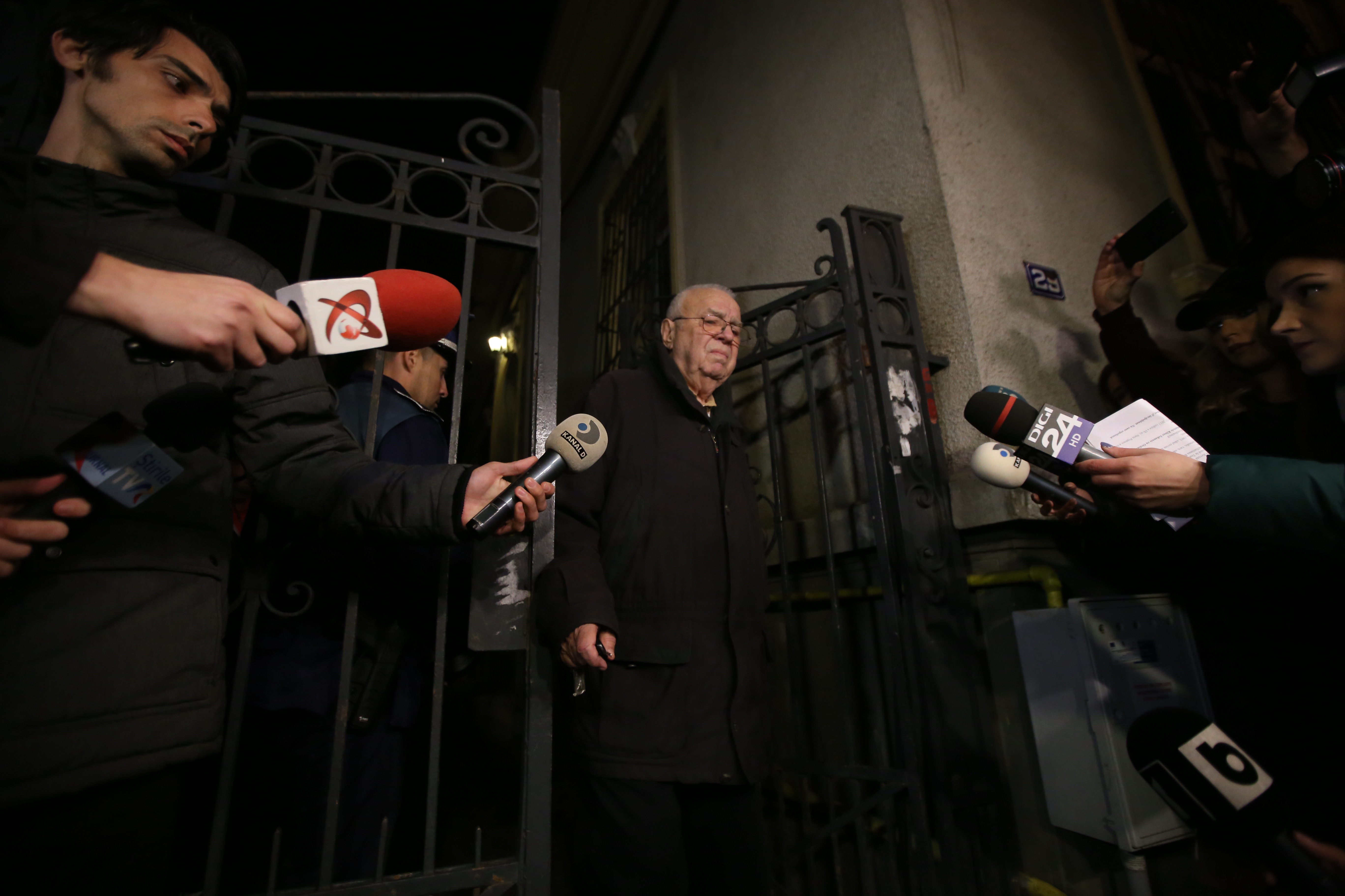 Alexandru Arșinel a ieșit în lacrimi din casa Stelei Popescu. "Cred că a murit ieri. Hemoragie internă, posibil" | FOTO