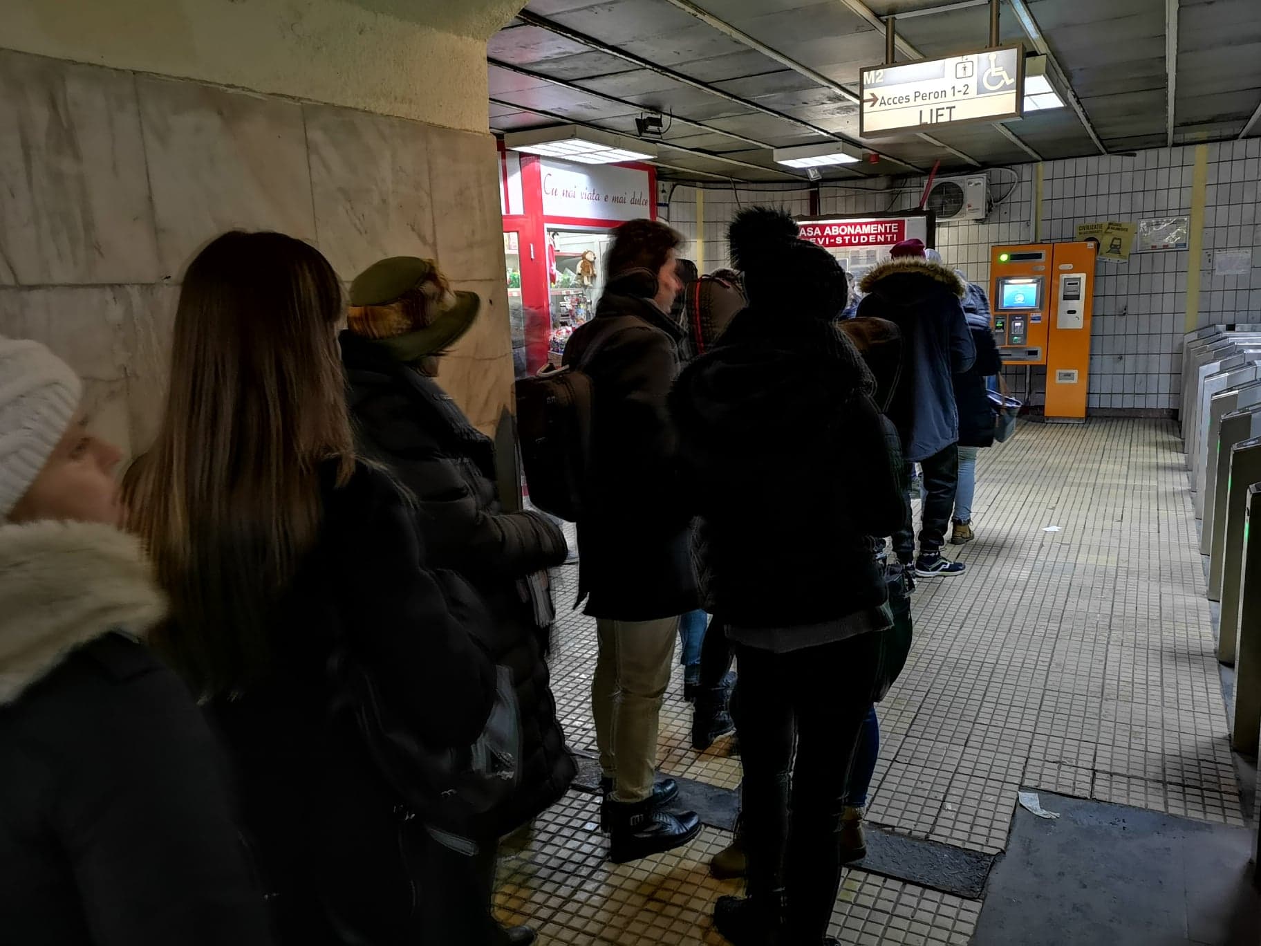 FOTO | Cozi uriașe pentru abonamente reduse la metrou! Elevii cer să se ia măsuri urgente