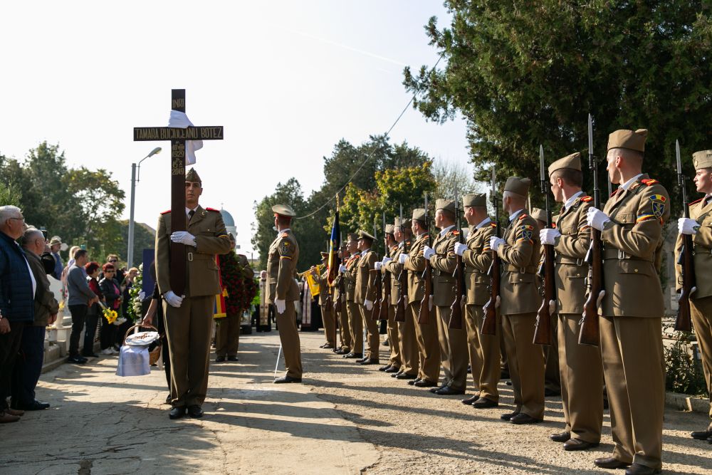 UPDATE | Tamara Buciuceanu Botez a fost înmormântată cu onoruri militare la Cimitirul Sf. Vineri din Capitală. Sute de oameni au venit să-i aducă un ultim omagiu