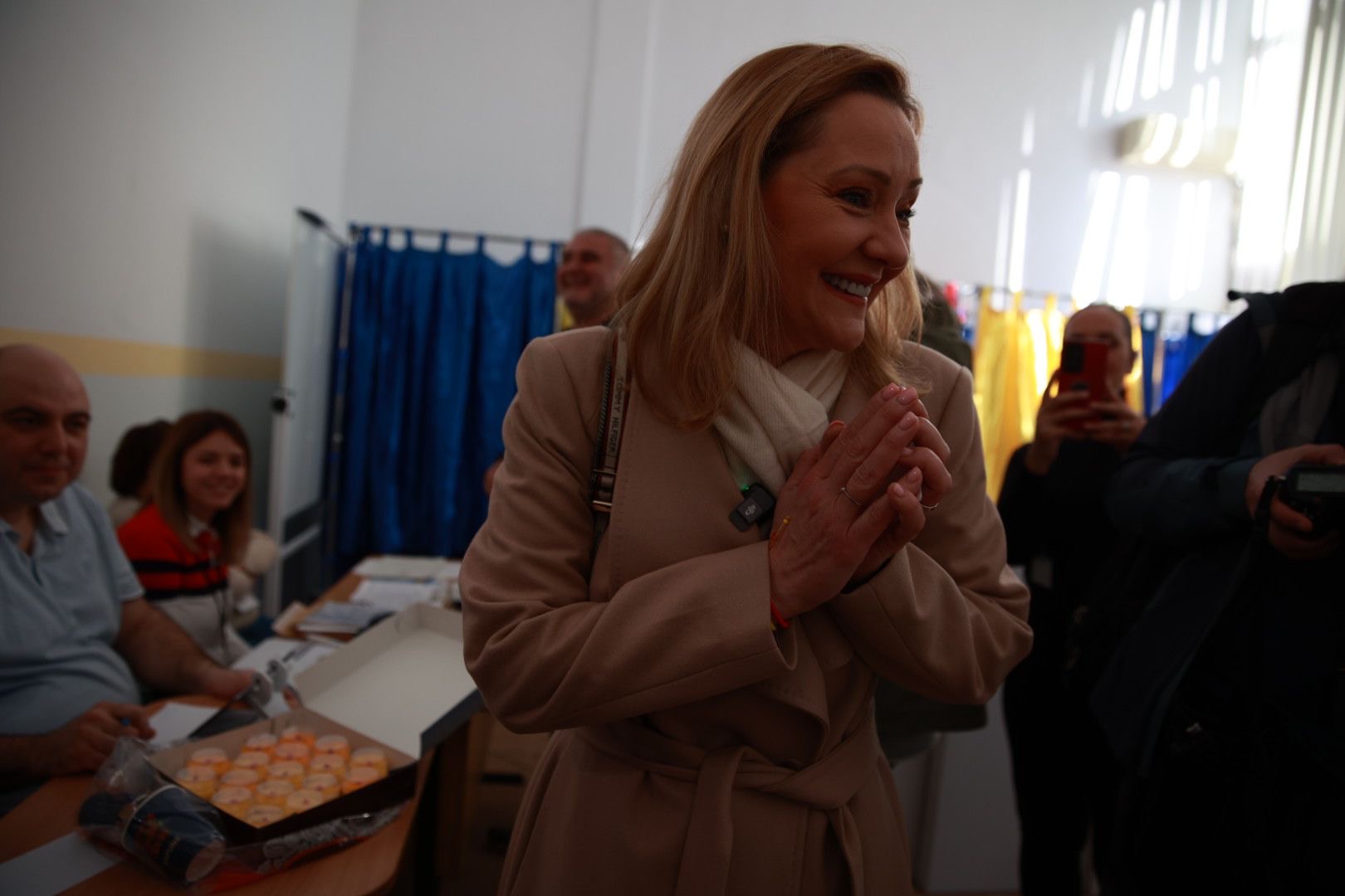 Cât costă paltonul purtat de Elena Lasconi în ziua alegerilor prezidențiale din 24 noiembrie. Ce a adus la secția de votare: „Fără blat”
