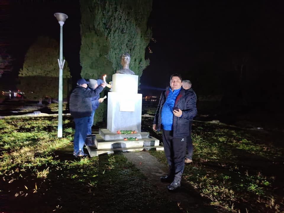 Statuia lui Mihai Eminescu din Orșova, vandalizată cu mesaje obscene. Poliția îi caută pe vinovați