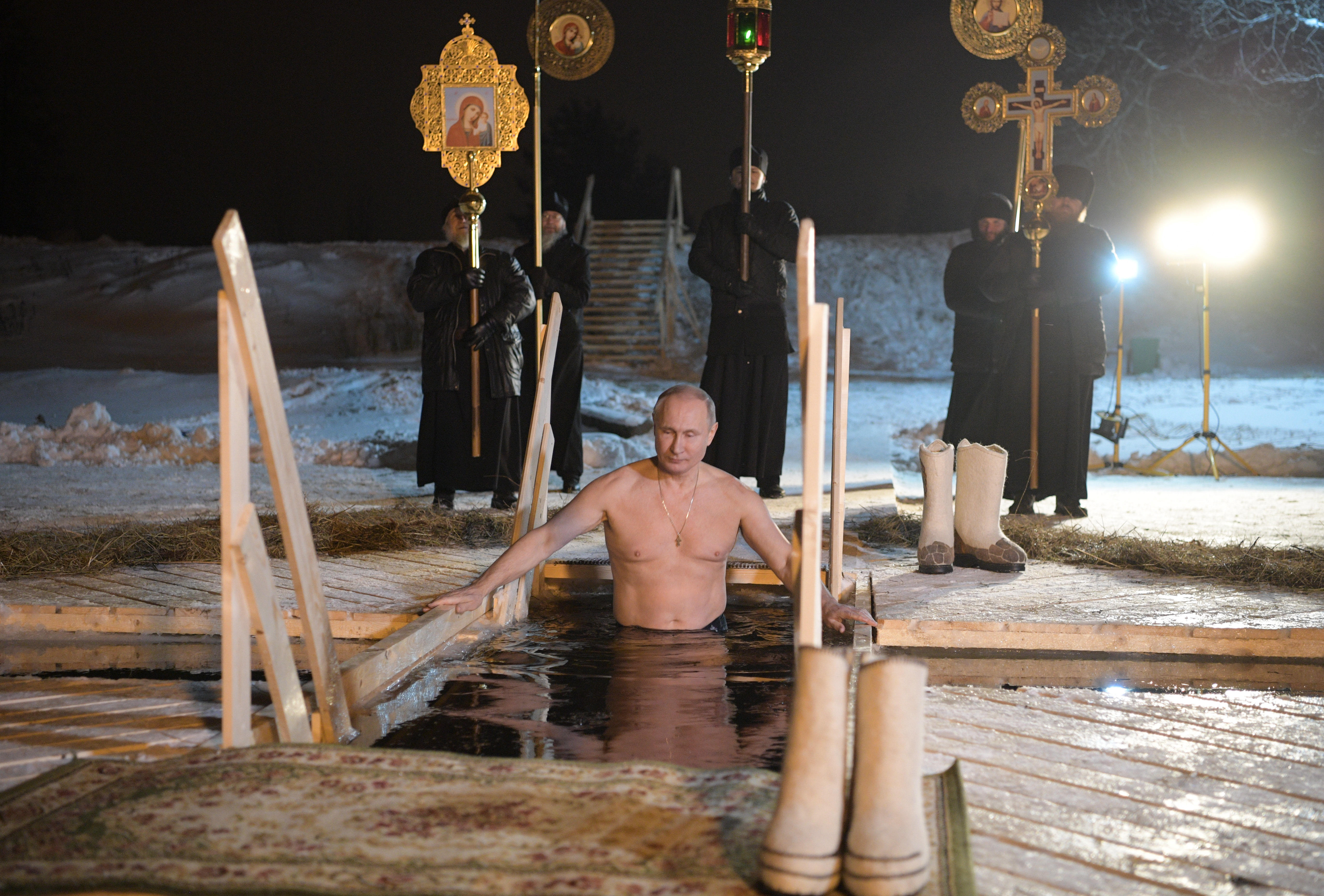 FOTO | Vladimir Putin, la bustul gol. Președintele rus a făcut baie într-un lac
