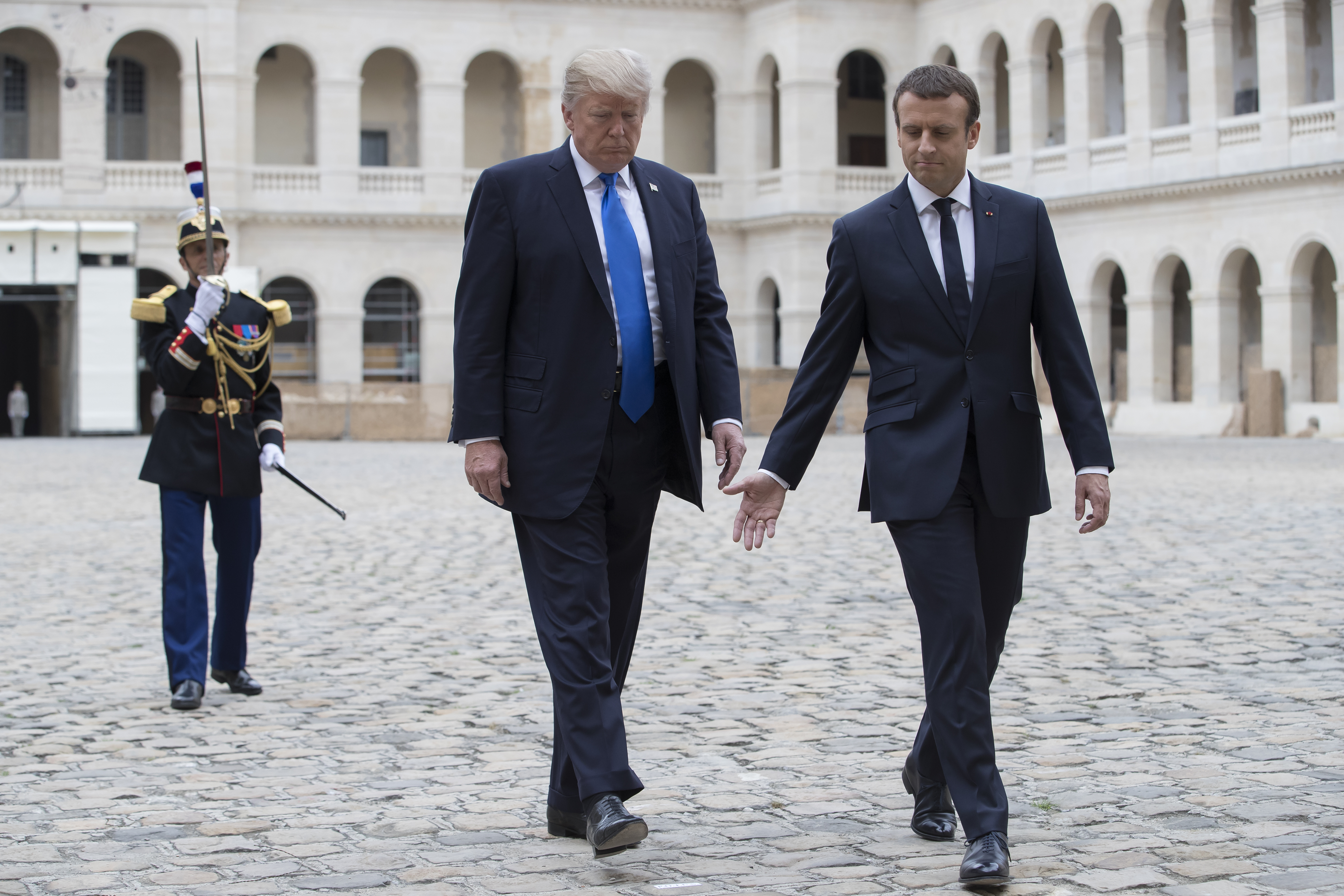 FOTO| Trump, primit de Macron la Paris. Zâmbetele au înlocuit grimasele în timpul ceremoniei