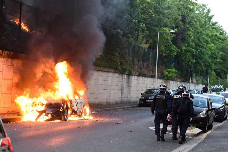 Proteste violente în Franța după ce poliția a împușcat mortal un adolescent de 17 ani care a refuzat să oprească în trafic