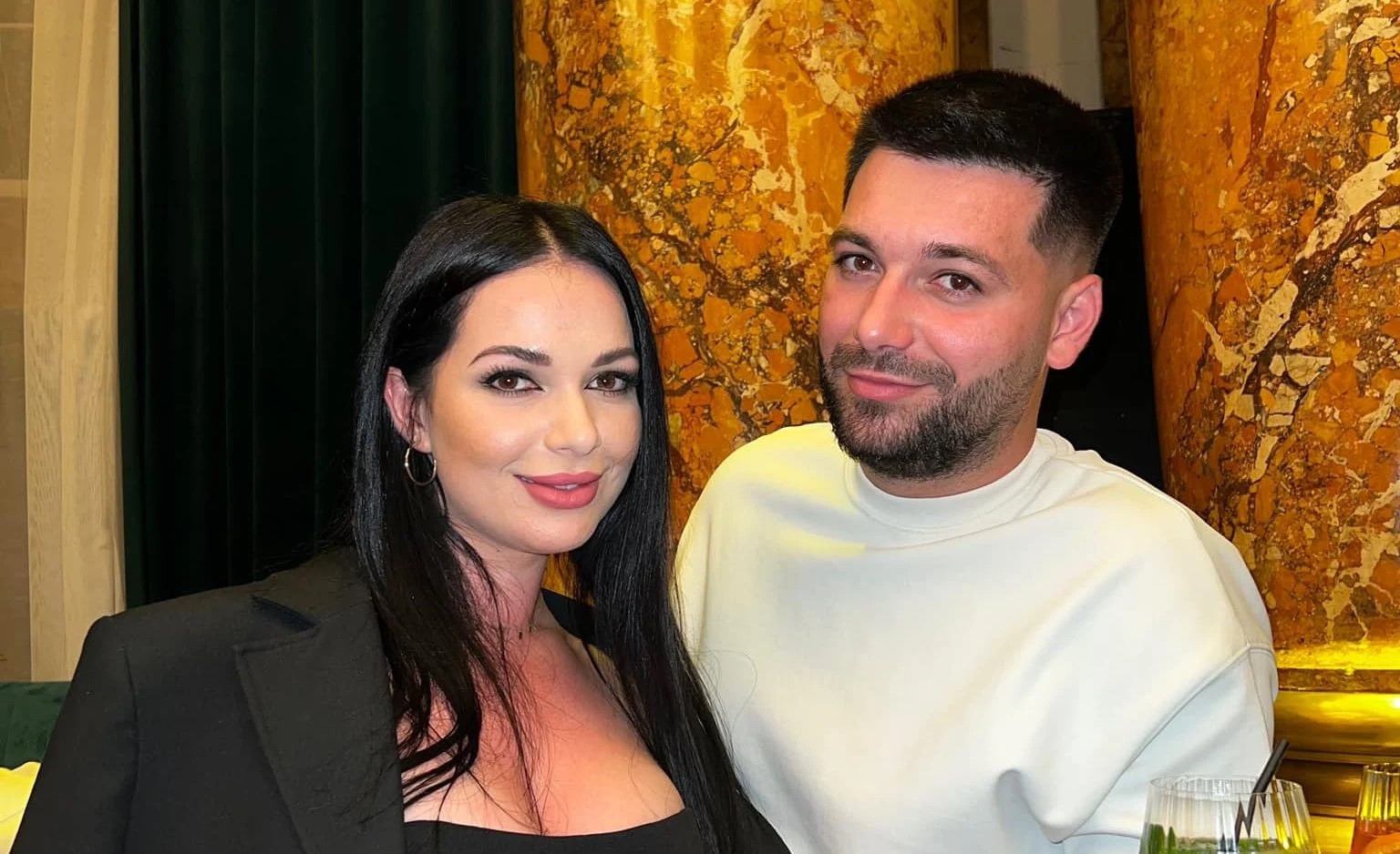Deea Maxer are un nou iubit. Fosta soție a lui Dinu s-a despărțit de Robert Drilea, iar acum a fost surprinsă cu vărul unei prezentatoare TV