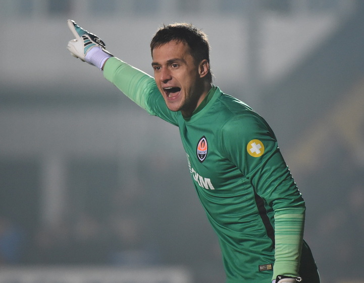 Portarul lui Şahtior a fost atacat de un fan. Reacţia goalkeeper-ului e halucinantă / VIDEO